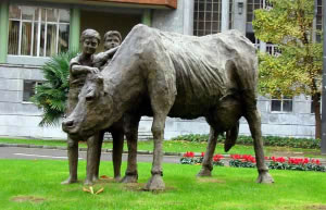 Escultura en Oviedo homenaje a ¡Adiós, Cordera!